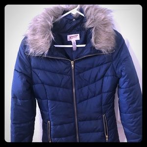 Trendy navy blue winter coat with fur lining. SM.
